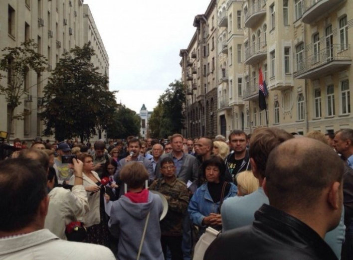 На Банковій вимагають відправити в Іловайськ підкріплення і звільнити Гелетея