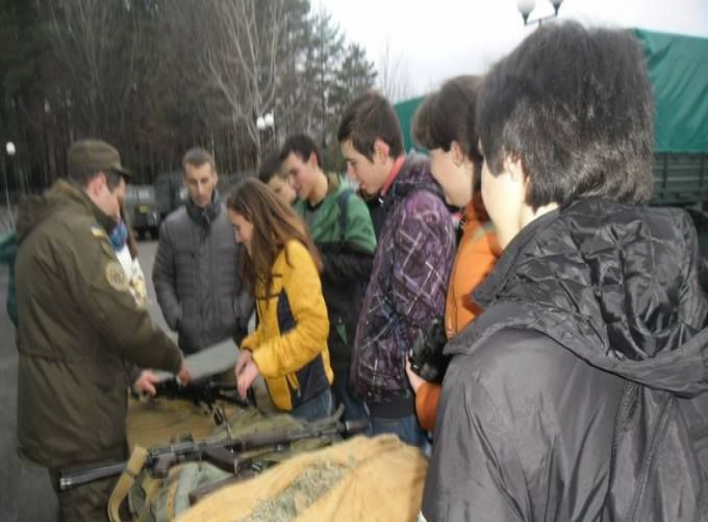 Старшеклассники посетили тренировочную площадку воинской части