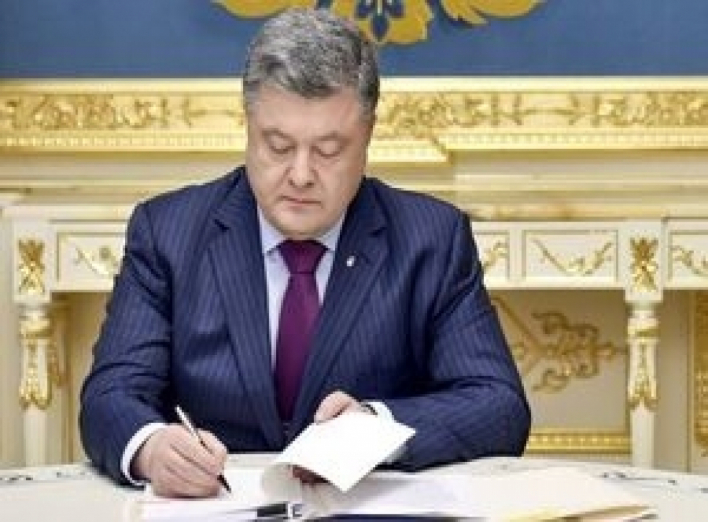 Порошенко подписал закон, увеличивающий штрафы за парковку на местах для инвалидов