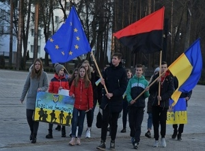 МИТИНГ -РЕКВИУМ ПАМЯТИ ГЕРОЕВ НЕБЕСНОЙ СОТНИ. СЛАВУТИЧ 20 ФЕВРАЛЯ 2020 ГОД ЦЕНТРАЛЬНАЯ ПЛОЩАДЬ