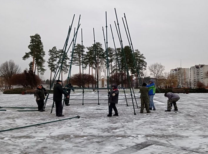 У Славутичі на Центральній площі установлюють ялинку