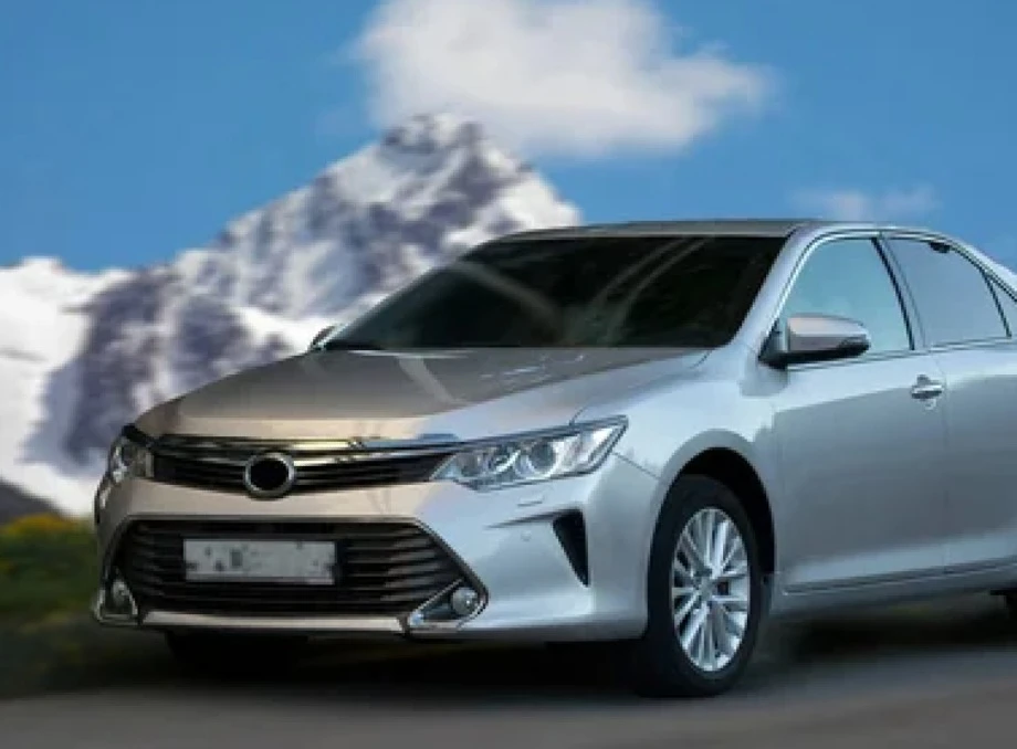 Причини, чому Toyota Camry залишається лідером серед седанів середнього класу