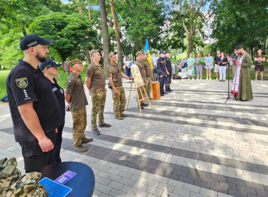 Церемонія вручення "Ікони пам'яті" матері загиблого героя Івана Лесникова у Славутичі