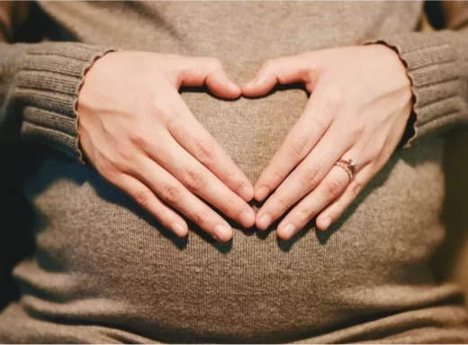 Унікальний випадок! Жінка завагітніла разом із сурогатною матір’ю  фото