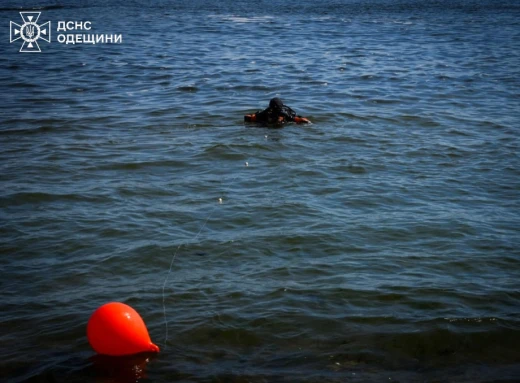 Водолази ДСНС шукають в  Чорному морі потопельницю: 20-річну поліцейську з Рівного змило хвилею з пірсу фото