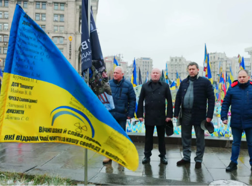 На Майдані Незалежності встановили прапор пам'яті загиблих працівників ДАЗВ фото