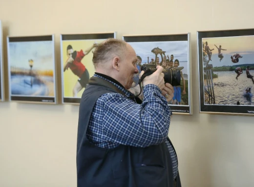 Світло об'єктиву: Чернігівська фотовиставка про незалежність, війну і життя. Фоторепортаж фото