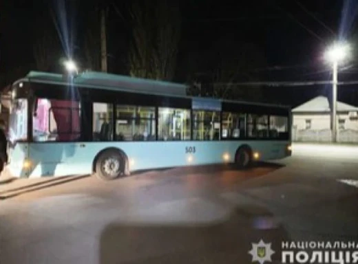 Тролейбус на смерть збив пішохода у Чернігові фото