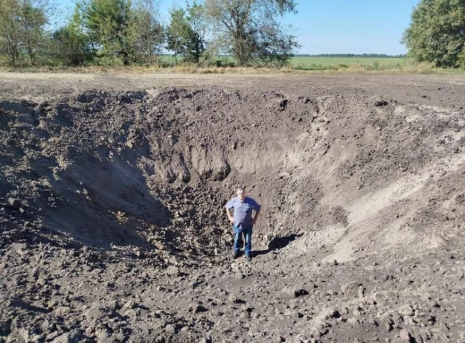 На Чернігівщині виявили величезну вирву від збитого "Іскандера" фото