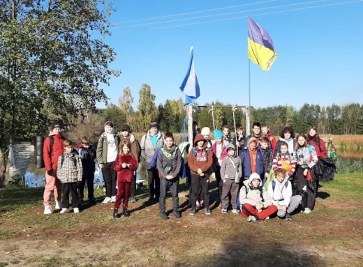 Юні туристи з Чернігова підкорили 15-кілометровий маршрут та скеледром у Славутичі фото