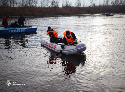 На Чернігівщині водолази знайшли тіло чоловіка, пошуки 7-річного хлопчика тривають фото