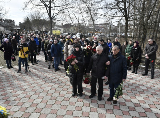 Славутич попрощався з Євгеном Тудаєм: громада провела воїна в останню путь фото