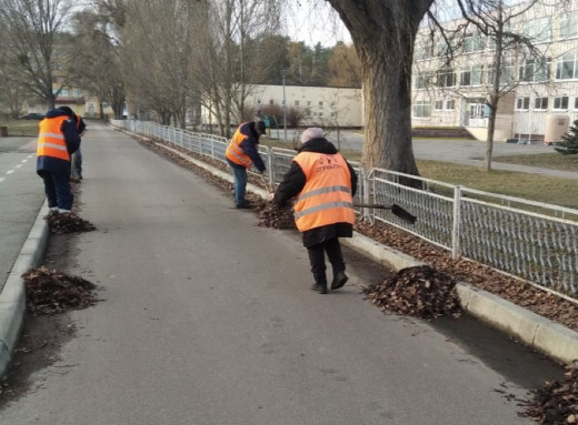 Славутич без снігу, але з порядком: комунальники продовжують наводити чистоту фото