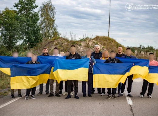 Україна повернула додому дев'ятьох дітей і юнака з тимчасово окупованих територій фото